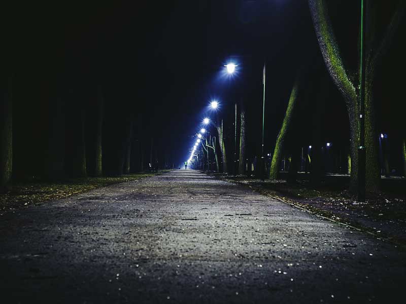Straßenbeleuchtung bei Nacht